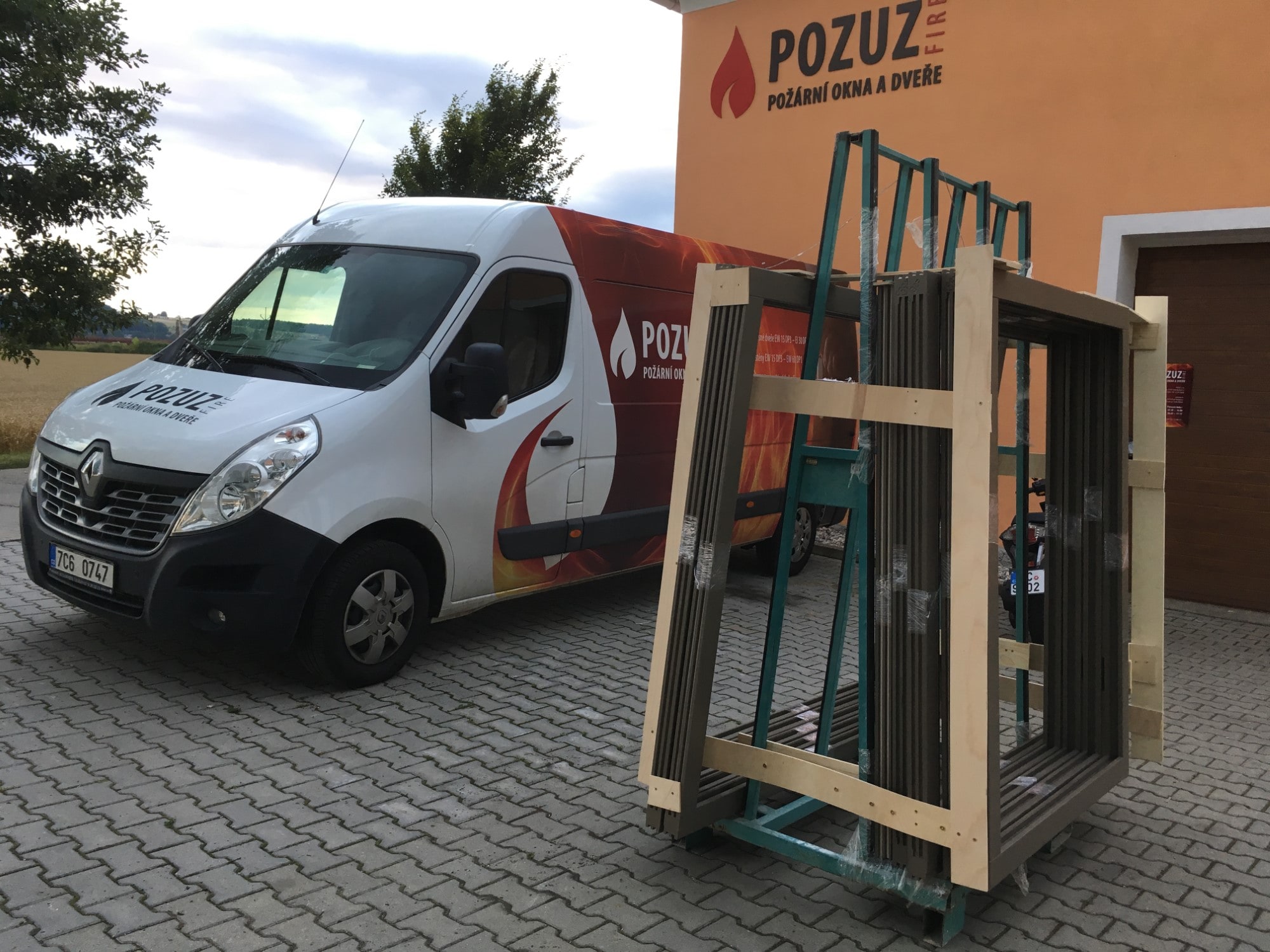 Maßgefertigte Herstellung von Brandschutztüren und -fenstern in der Werkstatt von POZUZ